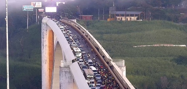 Siniestro vial causó embotellamiento en el Puente de la Amistad - El Independiente