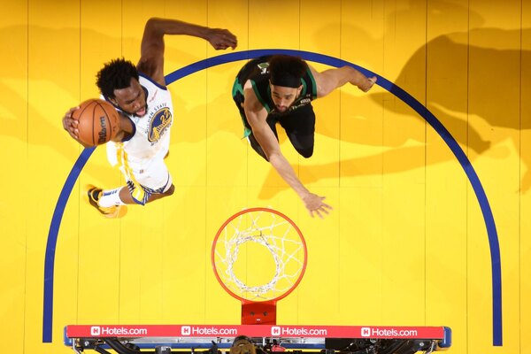 A pesar de un apagado Curry, Warriors ganan y acarician el título de la NBA