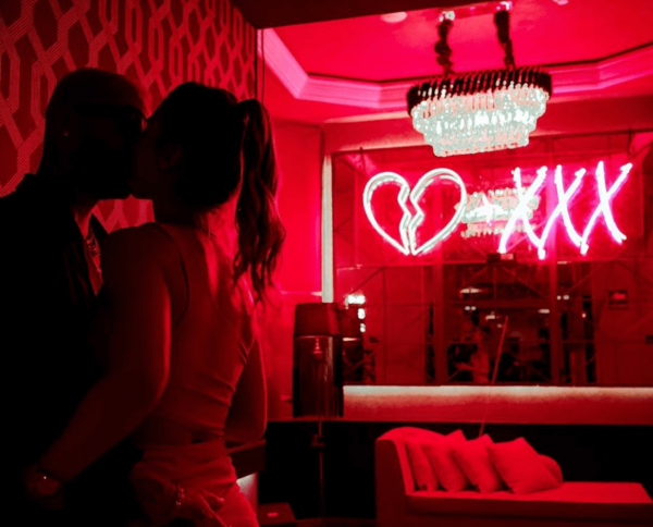 Maluma hace de Cupido en pleno escenario - C9N