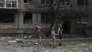 La gente "huye en masa" de bombardeos en Lugansk