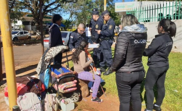 CODENI interviene a una pareja con niños pidiendo limosnas en semáforo