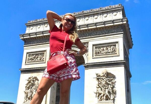 La empresaria Sara Allinquant disfruta de la previa de su cumpleaños en París - Gente - ABC Color