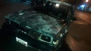 Camioneta se incendia por completo en pleno centro de Encarnación