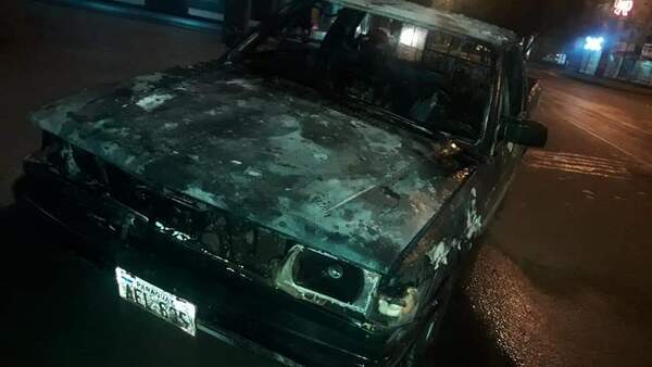 Camioneta se incendia por completo en pleno centro de Encarnación