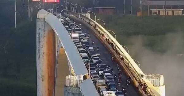 La Nación / Accidente y trabajos de mantenimiento en el Puente de la Amistad congestionan el tránsito