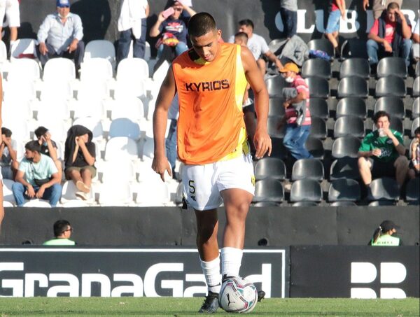 Guaraní baraja tres ofertas concretas por el defensor Roberto Fernandez · Radio Monumental 1080 AM