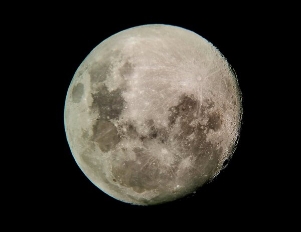 ¿De qué se trata la superluna de fresa que se observará hoy?