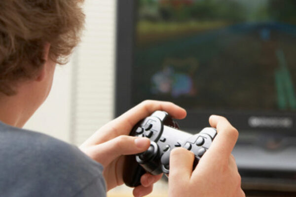 Videojuegos violentos pueden influir en la conducta de los chicos e incitarlos a llevar armas a la escuela