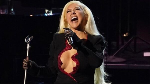 Christina Aguilera usa juguete sexual en show en Los Angeles