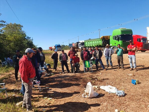 Camioneros paran por falta de cobro