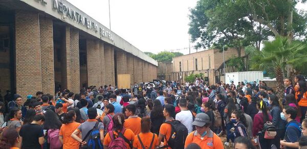 Cinco meses después, centros educativos recibieron fondos de la Gobernación de Central para seguir enseñando - Nacionales - ABC Color