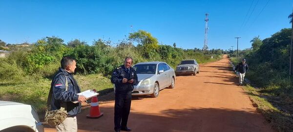 Abandonan auto robado sobre camino vecinal en Villeta - Policiales - ABC Color