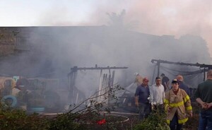 Incendio redujo a cenizas una vivienda de madera en Naranjal