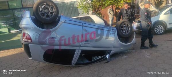 Confundió el freno con el acelerador y terminó volcando