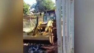 Violenta discusión: Aplastaron moto con un tractor - SNT