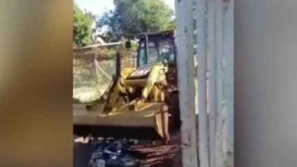 Violenta discusión: Aplastaron moto con un tractor - SNT