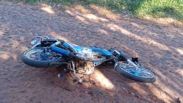 Tras discusión, aplastan motocicleta con un tractor en Capiatá