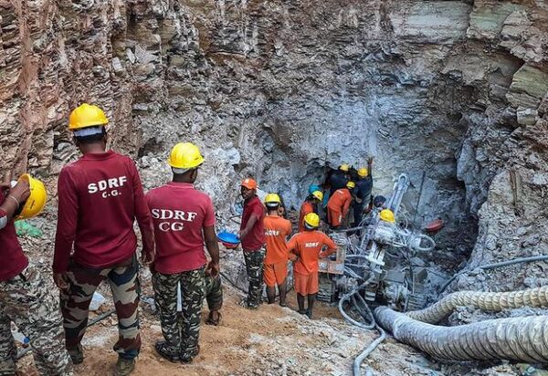 En India buscan rescatar a un niño que cayó a un pozo el viernes último