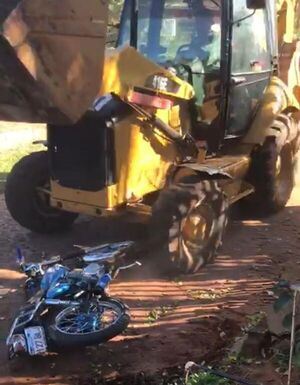 Video: tractor aplastó una motocicleta tras discusión en una lomitería de Capiatá - Policiales - ABC Color