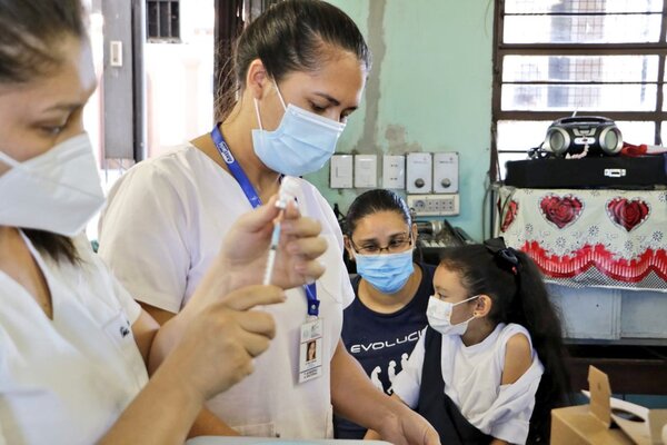 Diario HOY | Hoy comienzan a vacunar en escuelas y colegios