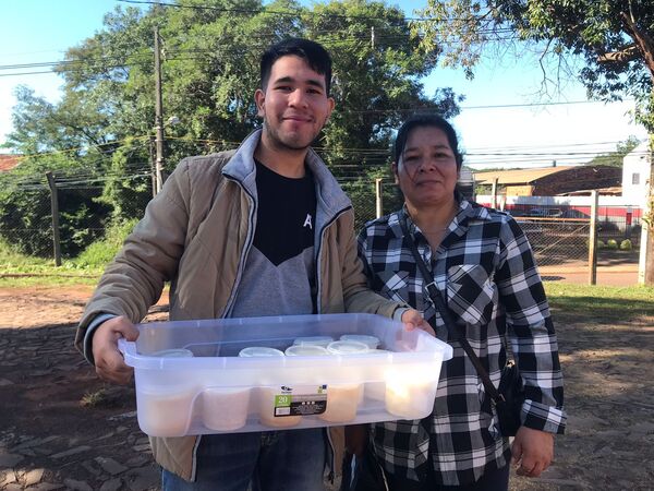 Sin miedo al trabajo, joven sale por las calles a ofertar postres artesanales