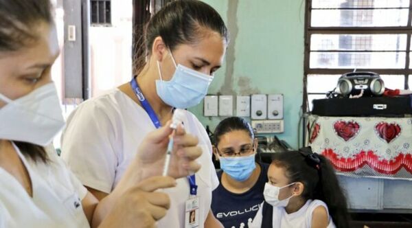 Hoy comienzan a vacunar en escuelas y colegios - Radio Imperio