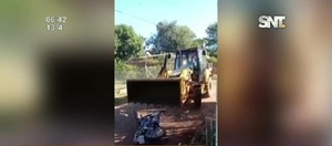 Violenta discusión: Aplastaron moto con un tractor - SNT