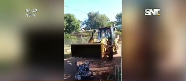 Violenta discusión: Aplastaron moto con un tractor - SNT