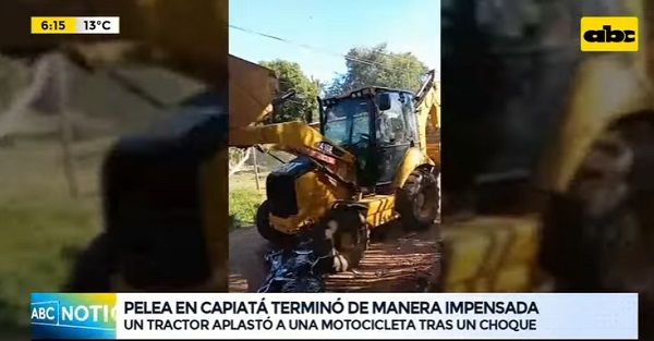 Joven aplasta una motocicleta con tractor tras pelea