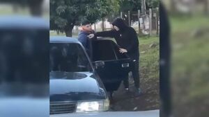 Pescó por su ex frente a su casa y cuando llegó le garroteó