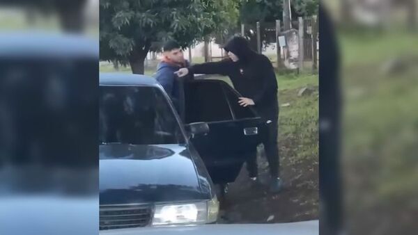 Pescó por su ex frente a su casa y cuando llegó le garroteó