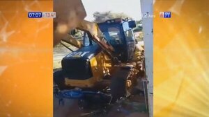 Tractorista aplastó una motocicleta en Capiatá - PARAGUAYPE.COM