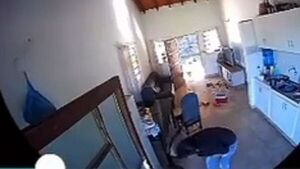 Pilló a niñera maltratando a su bebé