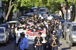 Psicólogos se movilizan frente al MEC para exigir ser recontratados en 2023 - Nacionales - ABC Color