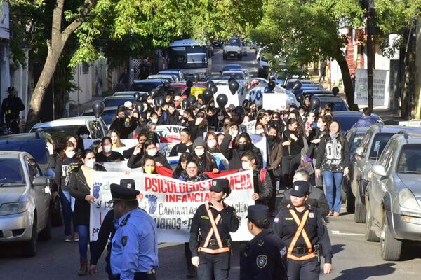 Psicólogos se movilizan frente al MEC para exigir ser recontratados en 2023 - Nacionales - ABC Color