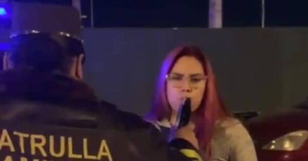 La Nación / Denuncian a una policía por disparar contra un joven tras roce de vehículos