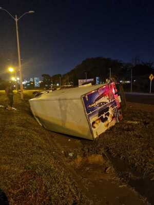 Camión vuelca sobre Ruta Py 02 en CDE - Noticde.com