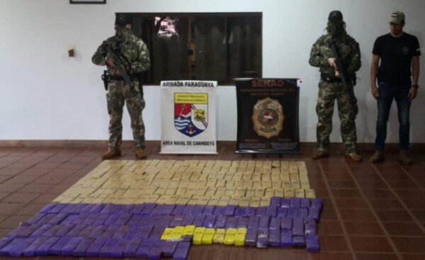 Militares incautan más de 200 paquetes de marihuana de una embarcación