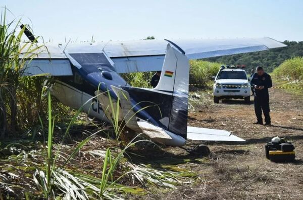 Avioneta con matricula boliviana sufre percance al aterrizar en una pista clandestina - Radio Imperio