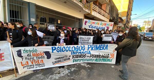 La Nación / Frente al MEC, psicólogos exigen continuar sus labores en escuelas