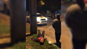 Turba de Kambás disfrazados molió a golpes a un joven