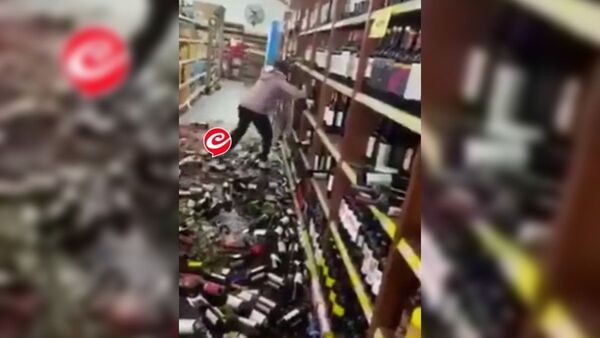 Se descontroló y rompió decenas de botellas de vino en el supermercado