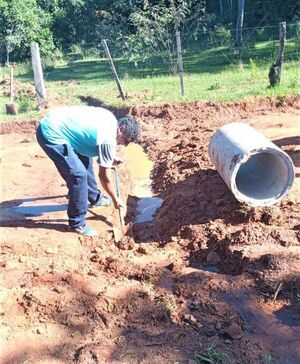 Ante desidia municipal, vecinos colaboran para colocar alcantarilla en Carapeguá - Nacionales - ABC Color
