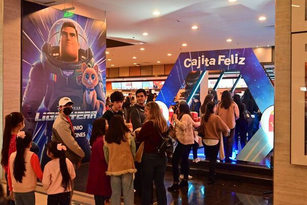 La Cajita Feliz acompañó el aterrizaje de Lightyear en nuestro país - Empresariales - ABC Color