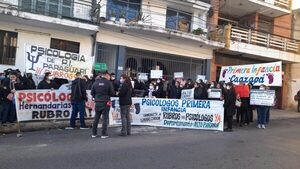 Con manifestación exigen rubros para 400 psicólogos - ADN Digital