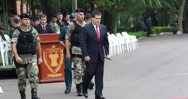 La Nación / Cartes felicita al Regimiento Escolta por su aniversario