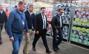 Presidente Abdo Benítez visitó cuatro industrias del Alto Paraná