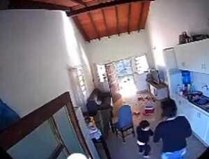 (VIDEO)Doña escrachó a su niñera por maltratar a su retoño tras verlo en las cámaras de seguridad