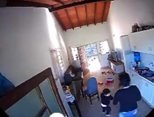 (VIDEO)Doña escrachó a su niñera por maltratar a su retoño tras verlo en las cámaras de seguridad