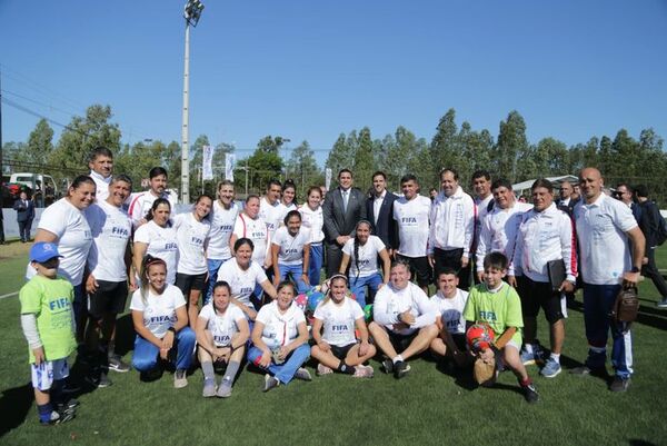 Lanzan oficialmente el programa “Fútbol en las Escuelas” - Fútbol - ABC Color